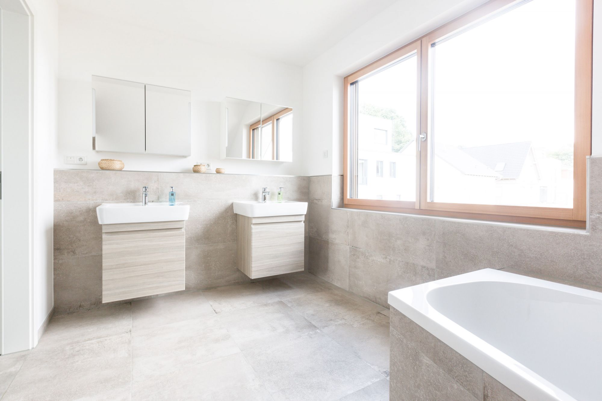 Badezimmer mit hellen Fliesen