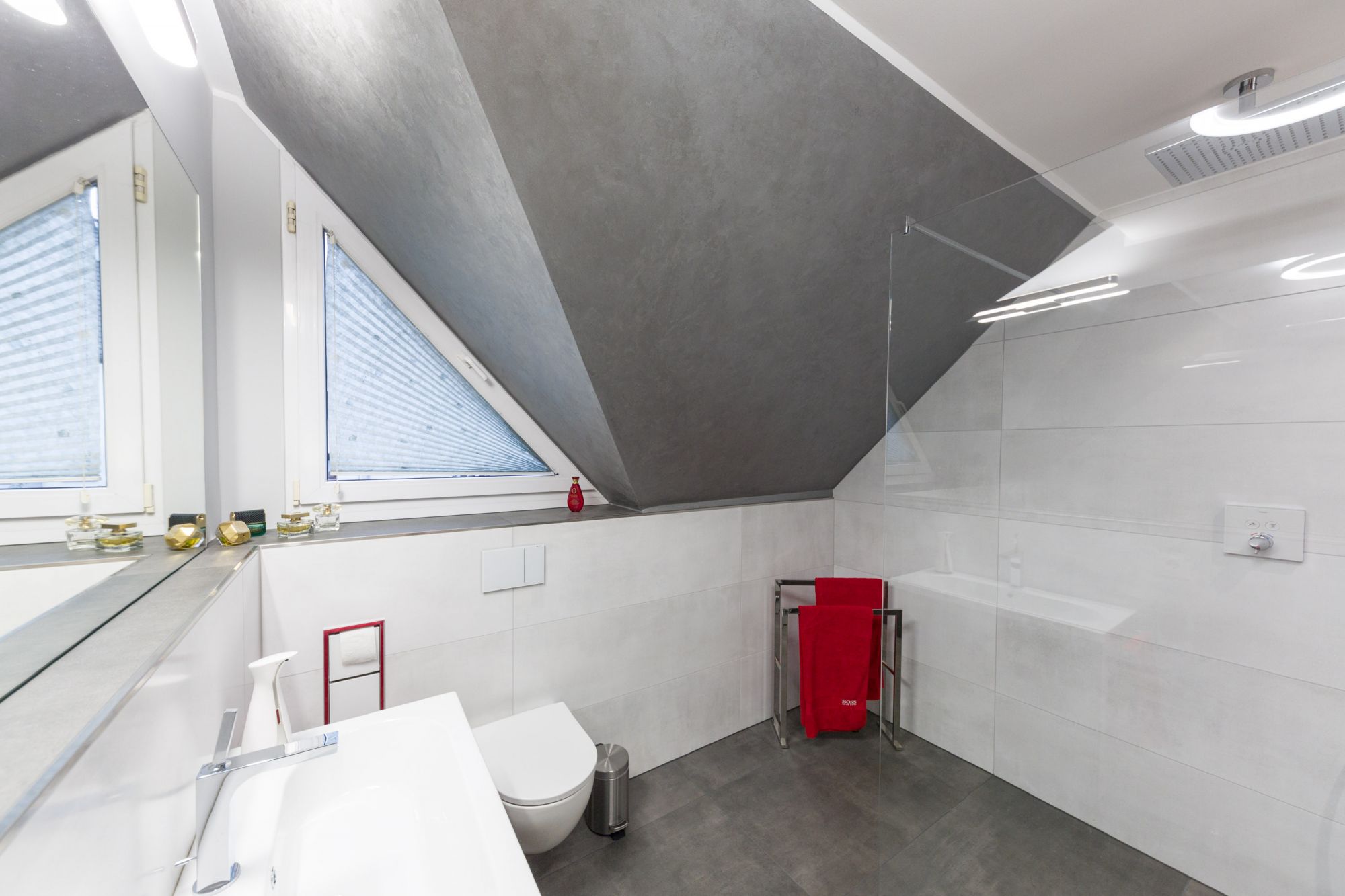 Gefliestes Badezimmer mit Schräge