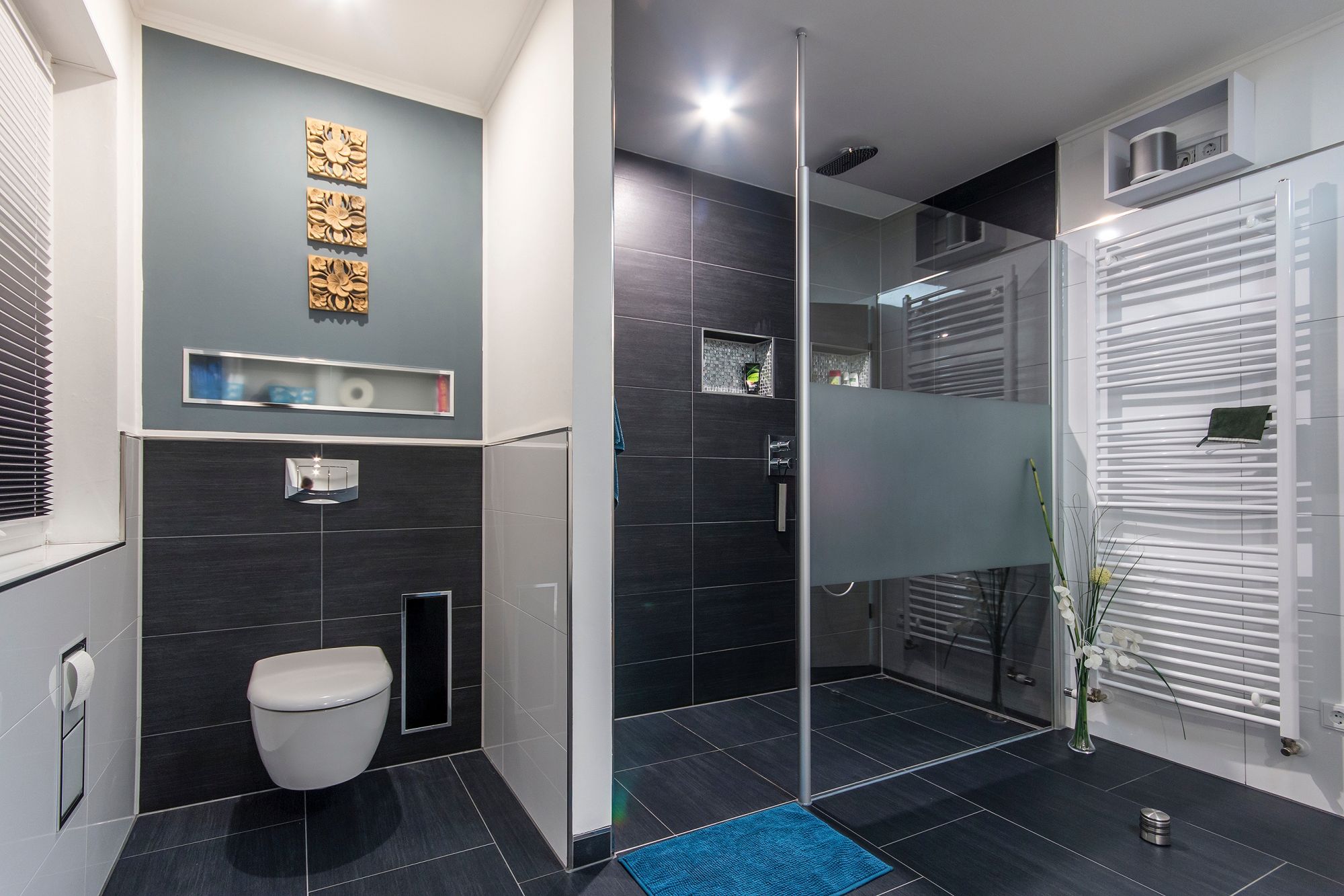 Bodengleiches Badezimmer mit Fliesen